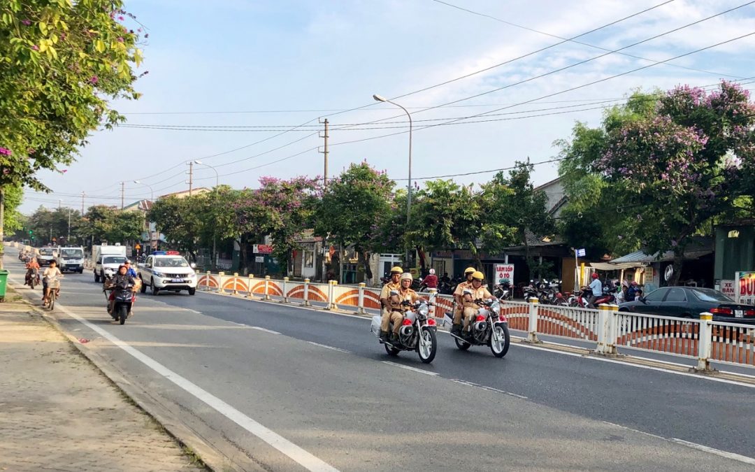 Cảnh sát giao thông Công an tỉnh ra quân tổng kiểm soát phương tiện đường bộ