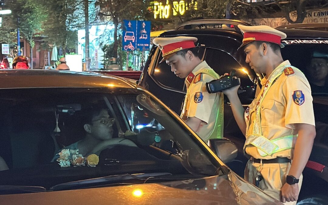 Hàng loạt tài xế ôtô vi phạm nồng độ cồn