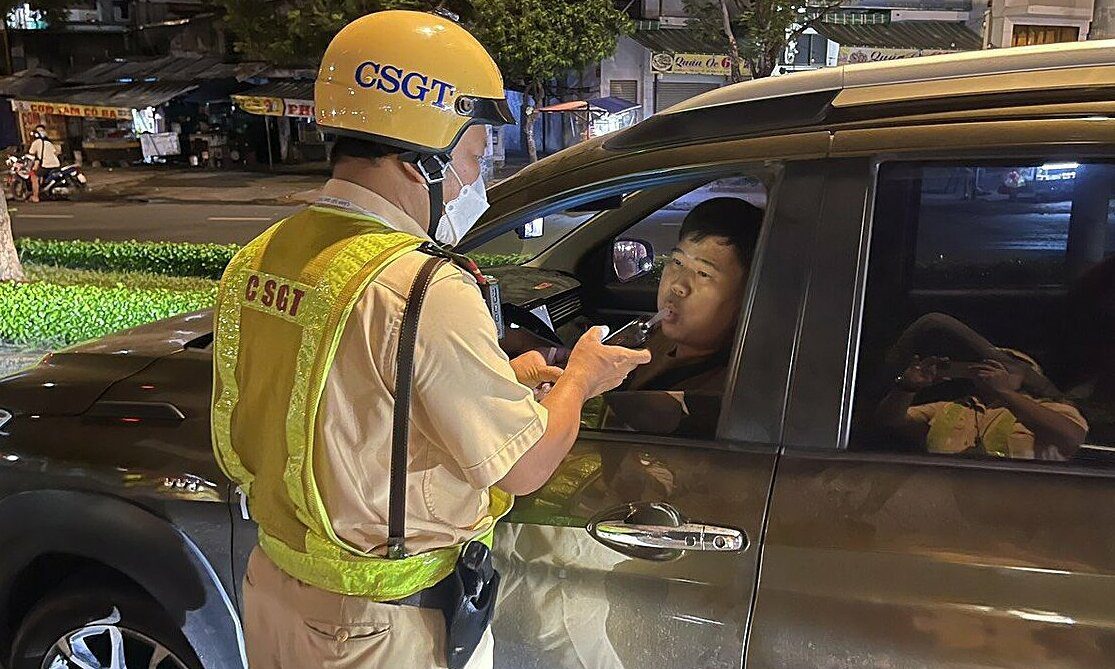CSGT kiểm tra nồng đồ cồn tài xế trên xa lộ Hà Nội, TP Thủ Đức, TP HCM, cuối tháng 10/2023. Ảnh: Trần Long
