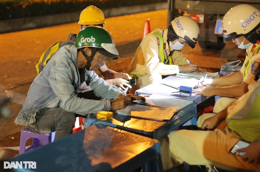 Nam phụ hồ đi nhậu về khuya bị phạt kịch khung vì dính nồng độ cồn
