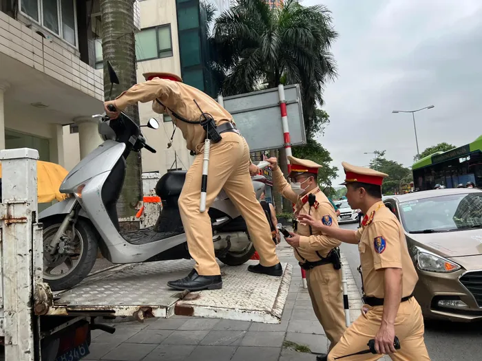 Đội CSGT đường bộ số 7 (Hà Nội) tiến hành tạm giữ phương tiện do lái xe vi phạm nồng độ cồn