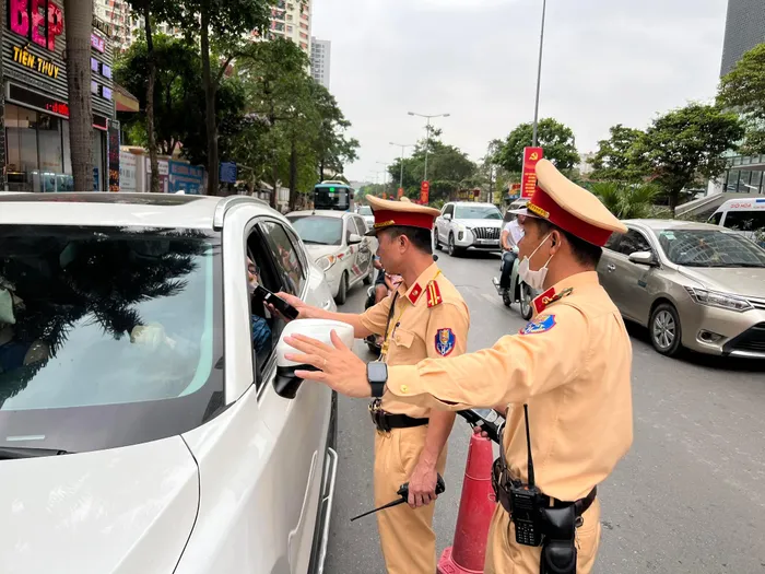 Đội CSGT đường bộ số 7 (Hà Nội) kiểm tra chuyên đề nồng độ cồn đối với người điều khiển phương tiện lưu thông trên đường Nguyễn Trãi, quận Hà Đông.