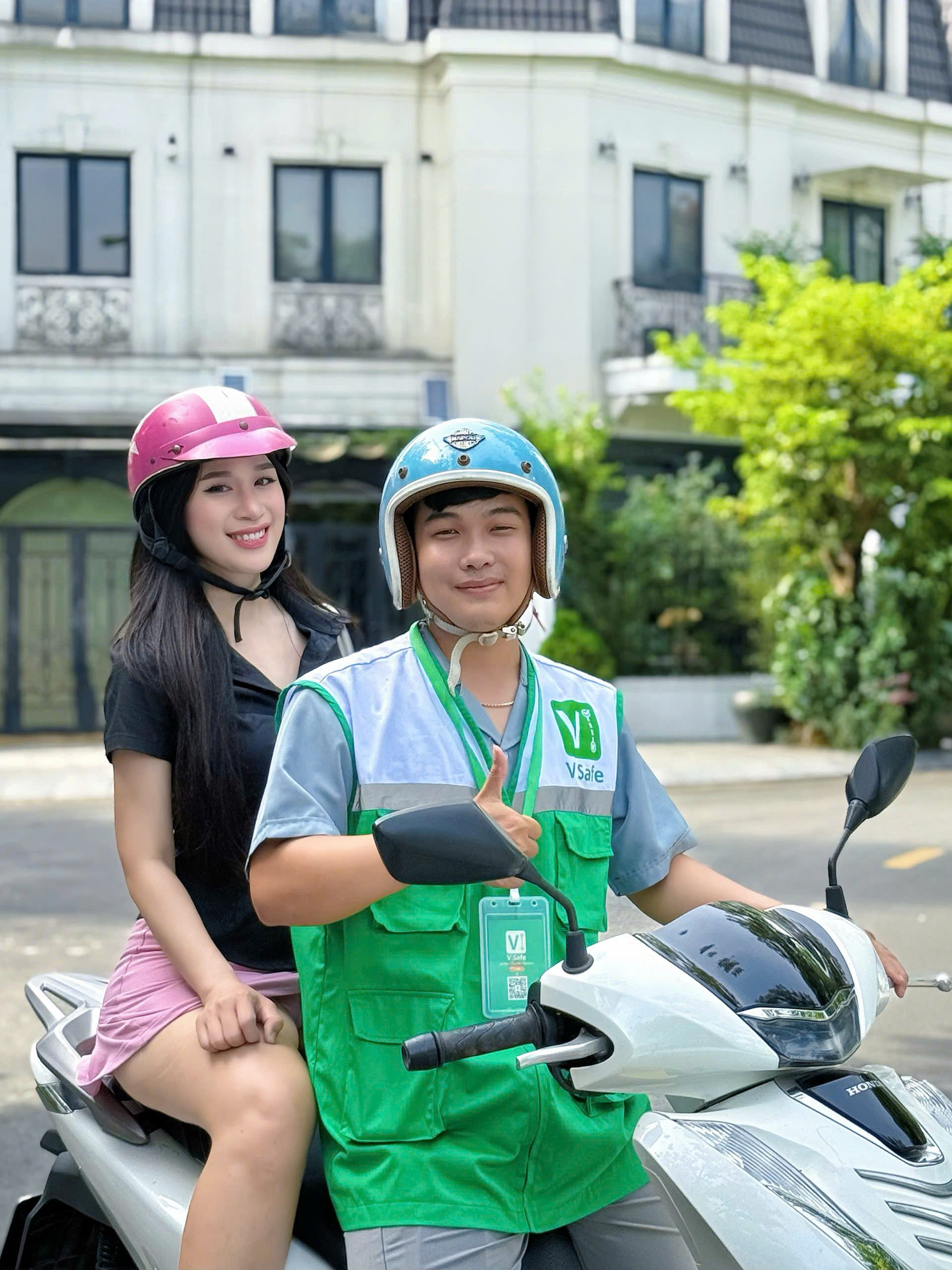 Tài xế lái hộ xe máy