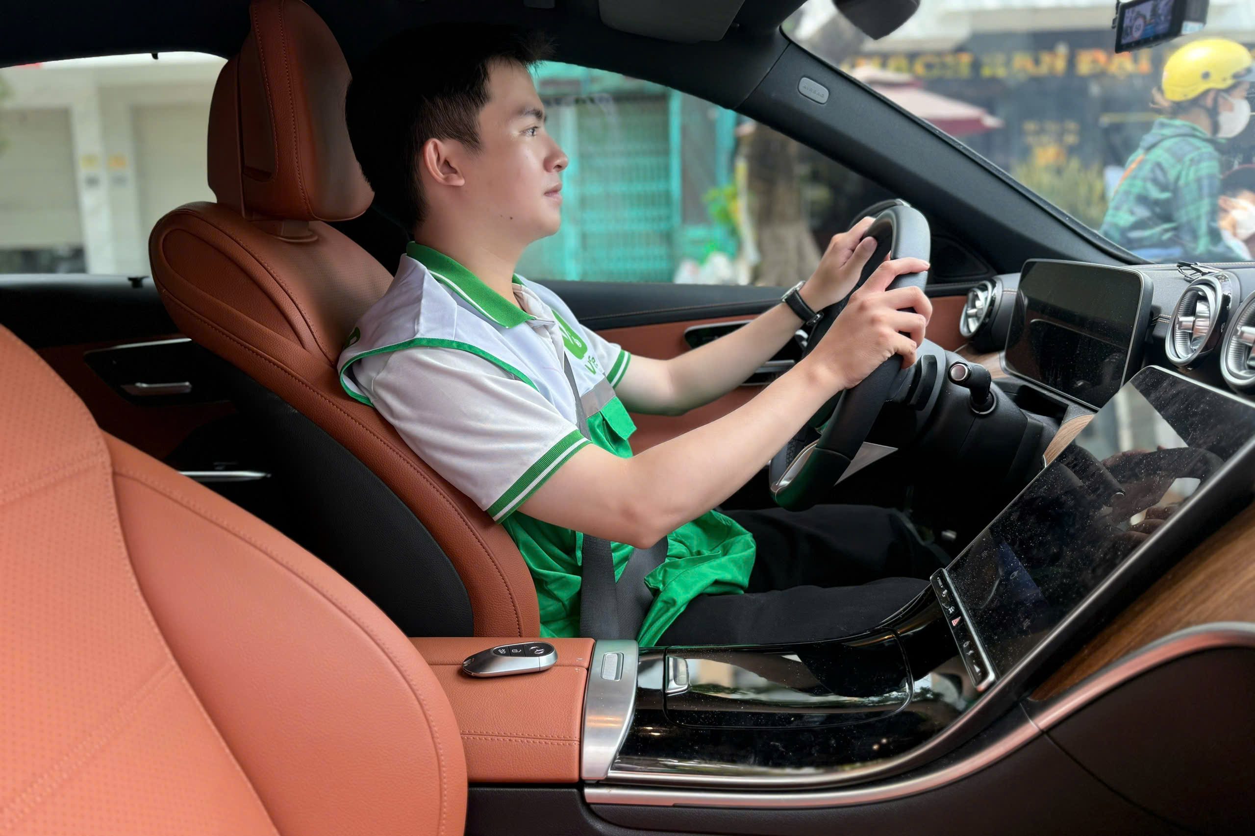 Dịch vụ lái xe hộ giúp bạn di chuyển an toàn và tiện lợi hơn trong hành trình của mình