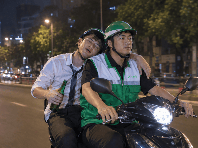 Đặt tài xế lái hộ xe máy khi say