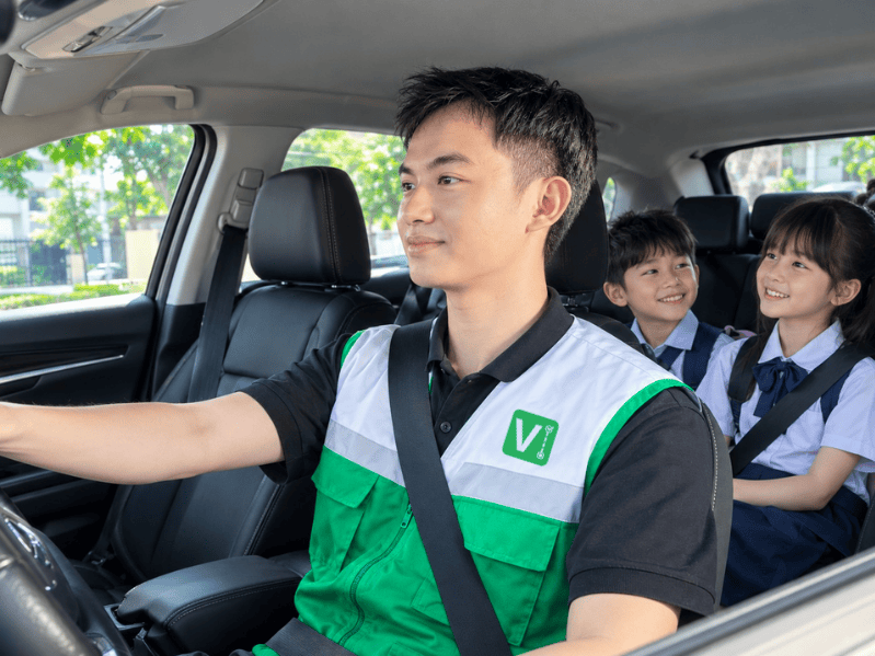 Đưa hộ học sinh đi học.